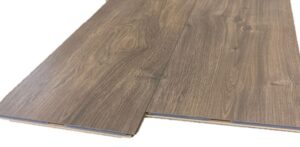 PISO LAMINADO TARKETT INFINITE WALNUT EN LISTÓN 33.1 cm X 129.2 cm X 8 mm