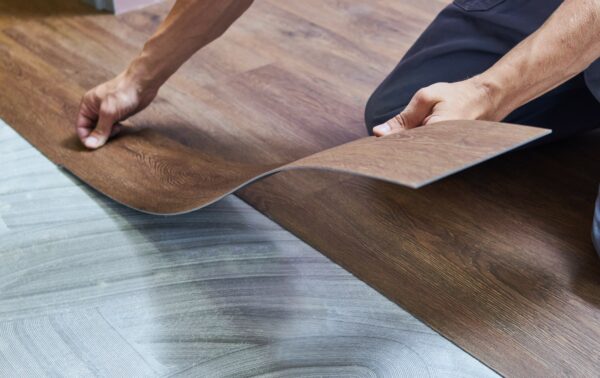INSTALACIÓN DE REVESTIMIENTO LVT XL EN PISO